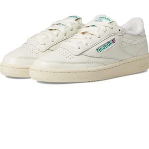 Classic Reebok vintage club sneakers 8.5